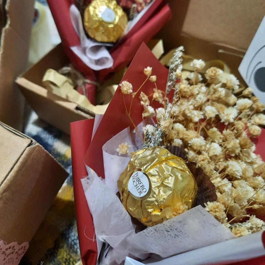 Mini Bouquet Buket Bunga Kering + Ferrero Coklat + Free Card