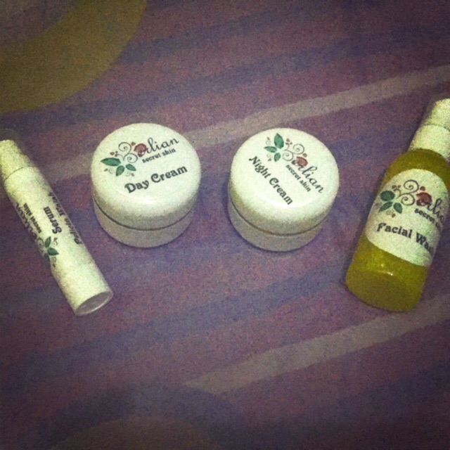 Salep Pelicin Wajah Acne Berlian Secret Skin SPW Pemutih Pencerah Kinclong Oxytera Oxyglow