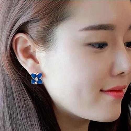 Anting Tusuk Elegan Bentuk Bunga Berhiaskan Berlian Imitasi Menawan untuk Hadiah Natal Gadis Imut