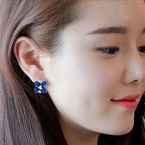 Anting Tusuk Elegan Bentuk Bunga Berhiaskan Berlian Imitasi Menawan untuk Hadiah Natal Gadis Imut