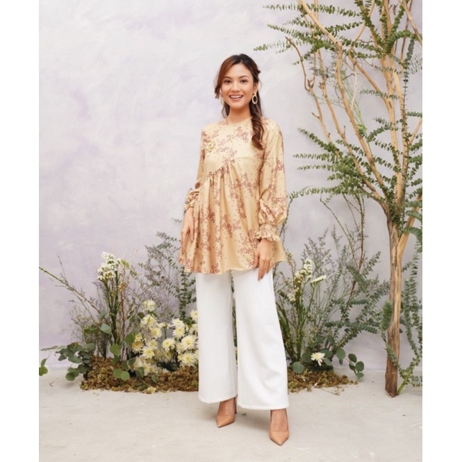 BELLA BLOUSE WEARING KLAMBY