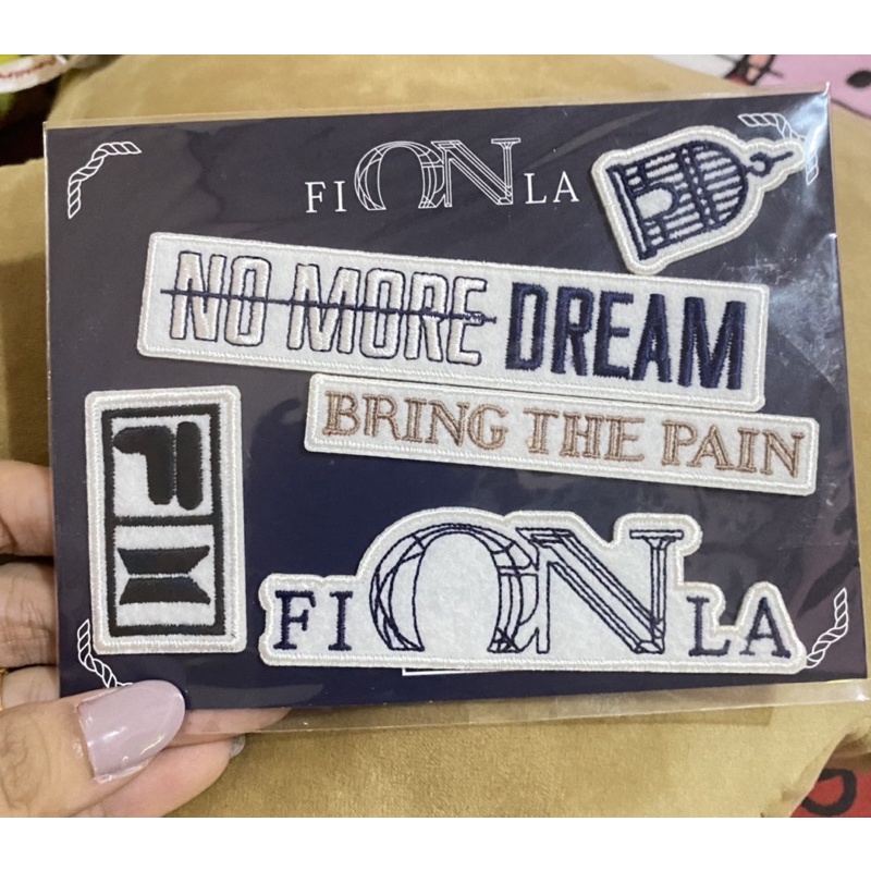 FILA ON BTS - WAPPEN + POSTCARD