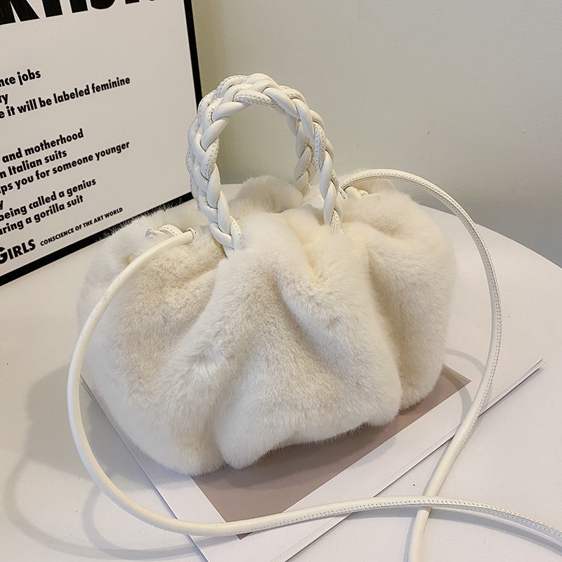 dilipat oleh tas musim dingin yang menyipitkan tas wanita musim dingin di Yundo Jepang.