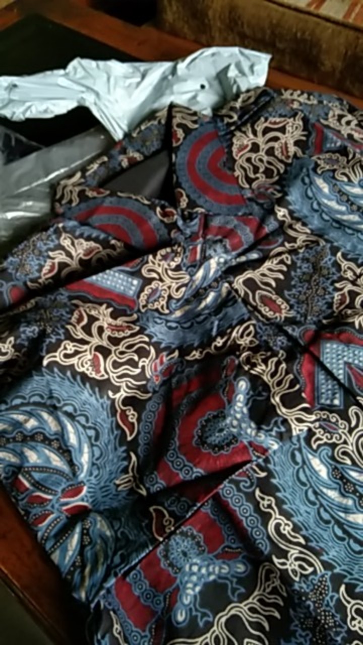Kemeja Batik Pria Asli Solo Full Furing Lengan Pendek Katun Halus Motif Gondrowaru Abang Merah