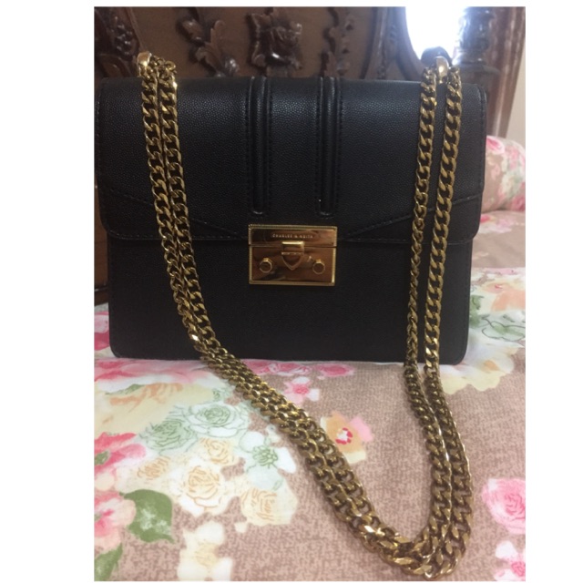 Tas charles n keith prelove vvgc lengkap ad sarung asli dan sertifikat di dlmny.. original