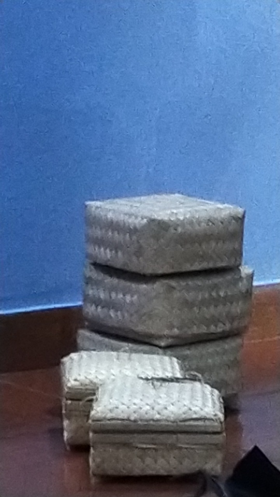 Besek Kaki Putih 17*17*10