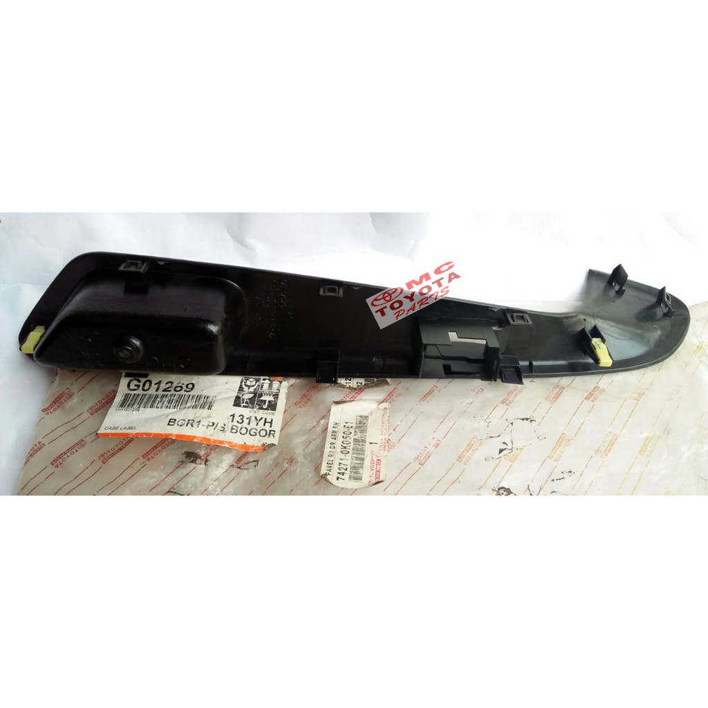 Amrest/Senderan Tangan Belakang Tengah Kanan Innova 74271-0K050-E1