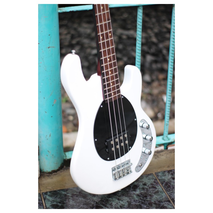 Bass Listrik / Elektrik Musicman Stingray white