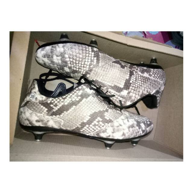 Sepatu Bola Kulit Ular Pull Besi