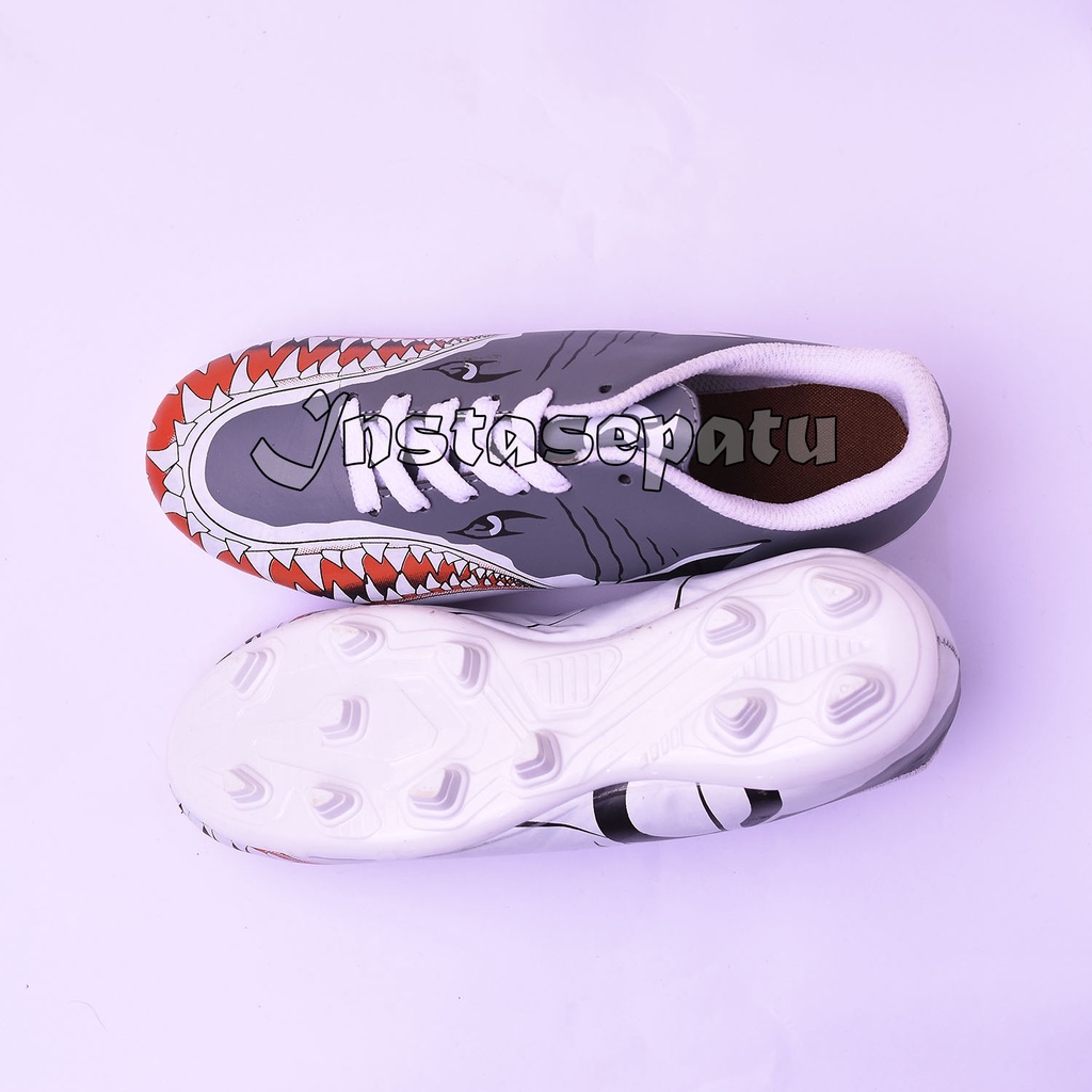 RB Sepatu Bola Anak Ortuseight Requin Abu Sepatu Bola Junior HIU