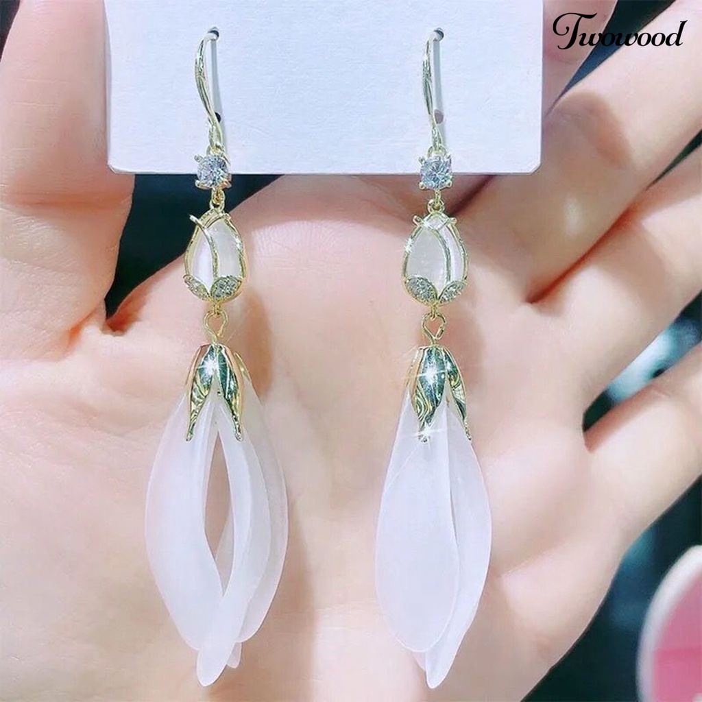 1 Pasang Anting Kait Rumbai Panjang Bentuk Kelopak Bunga Warna Putih Tahan Aus Untuk Dekorasi