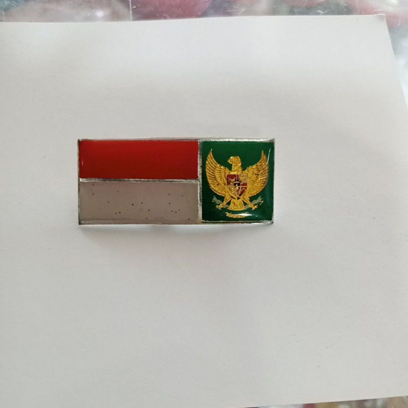 pin merah putih logo garuda latar hijau peniti