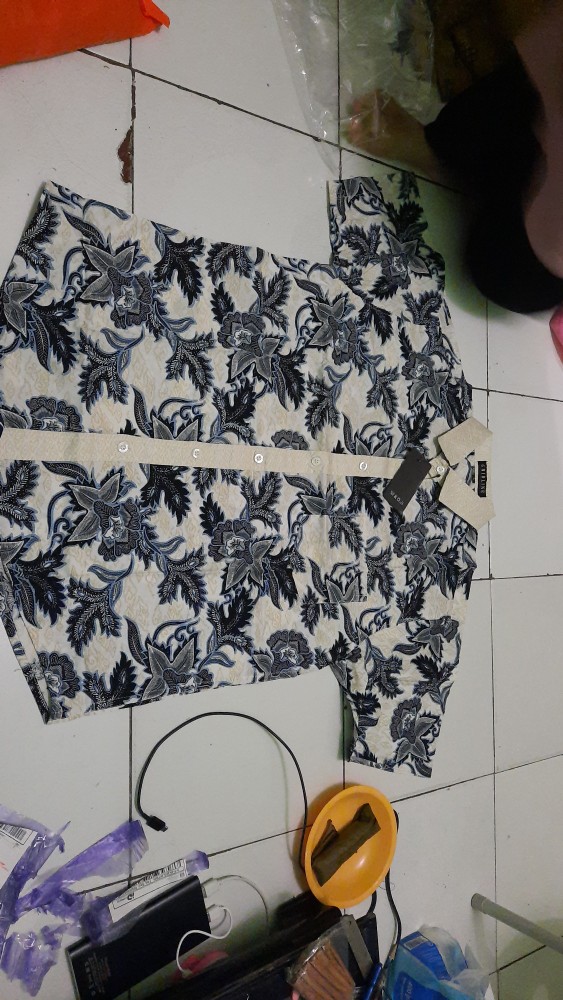 [gridline - R066 Cream Blue] Kemeja Batik Pria Katun Lengan Pendek Regular Krem Biru Pastel Simple