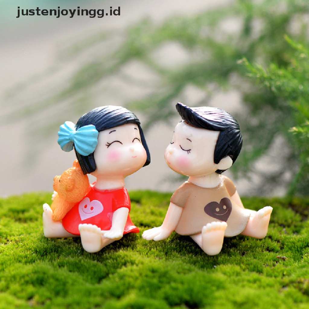 // justenjoyingg.id // Lovers Couple Figurines Miniatures Fairy Garden Gnome Moss Terrariums Resin Crafts Decoration  ~