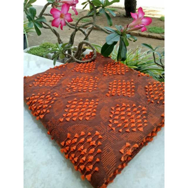 Kain tenun sutra bulu