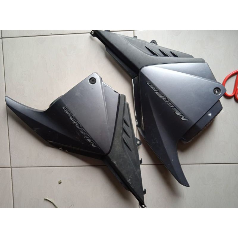 cover body side tutup aki Honda Megapro monoshock