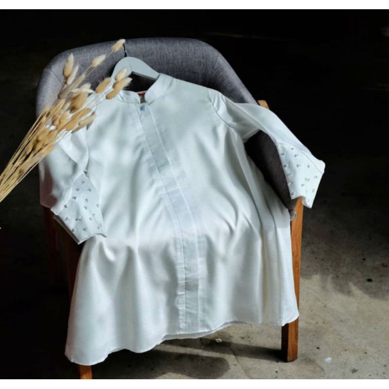 Kilau Top Ria Miranda White Series Riamiranda