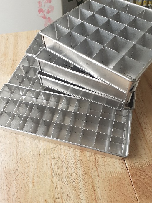 Loyang Brownis Sekat Uk : 30x10x4 Cm Ukuran Persekat Nya 3 Cm