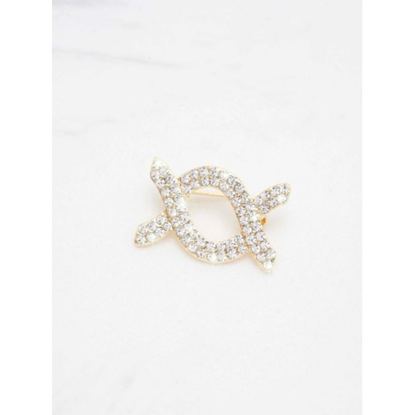 Alice brooch wearing klamby