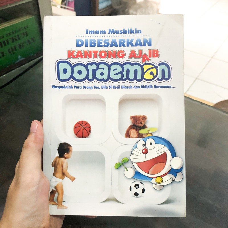 Buku Dibesarkan Kantong Ajaib Doraemon