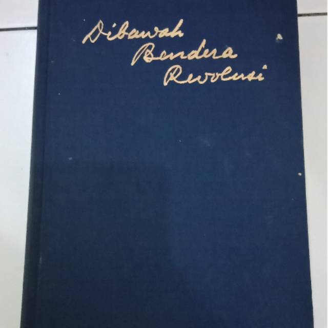 BUKU DIBAWAH BENDERA REVOLUSI