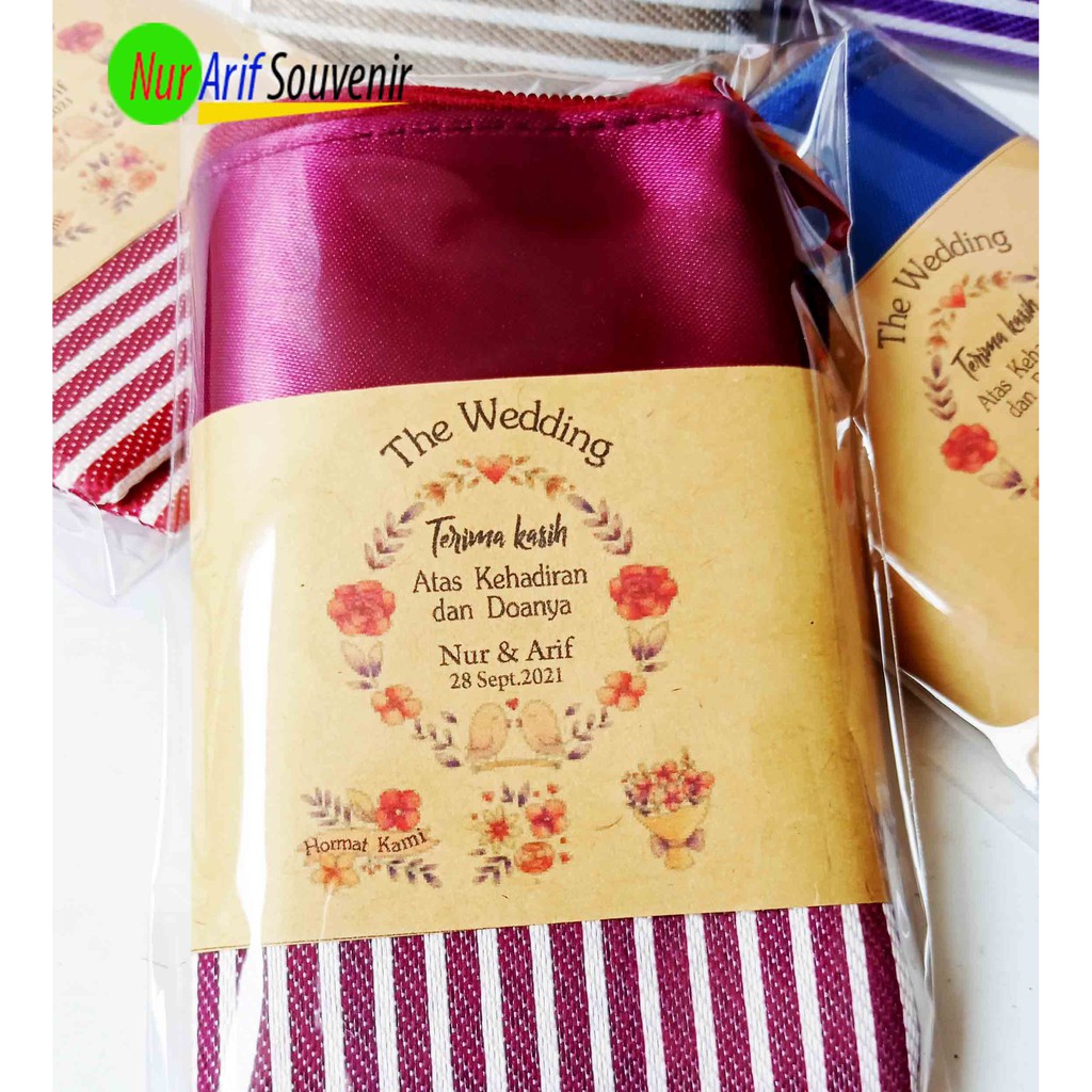 

Souvenir Dompet Salur Indah Cetak Nama Kemasan Plastik 17 X 12 (isi 50 pc)