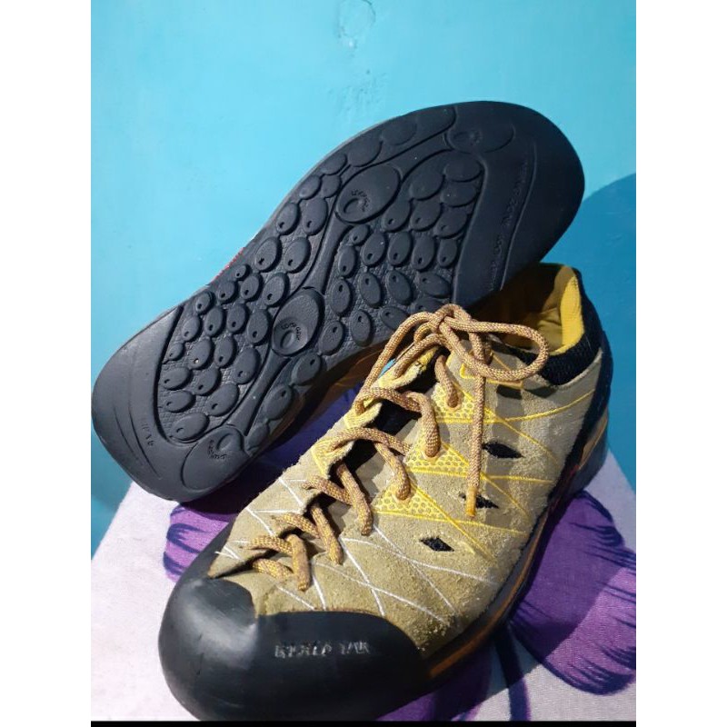 Sepatu gunung second BLACK YAK