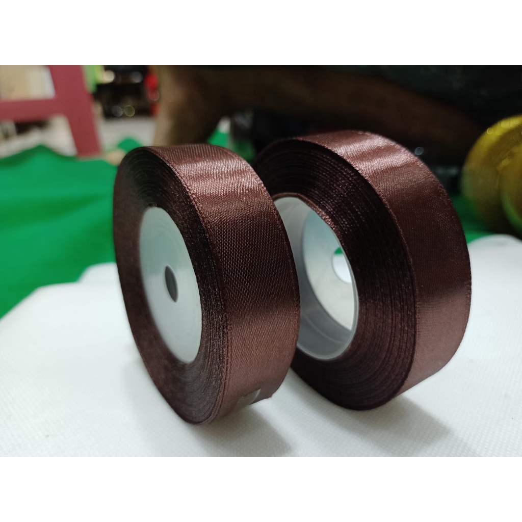 

Pita Satin Coklat Tua 1/2 Inch 1,27cm Per Roll