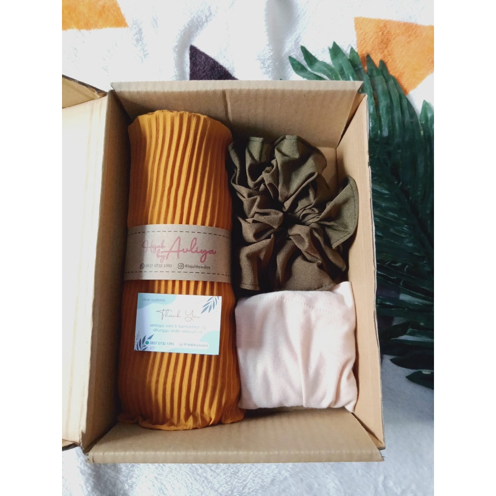 

Paket (1) Hampers Pashmina Plisket