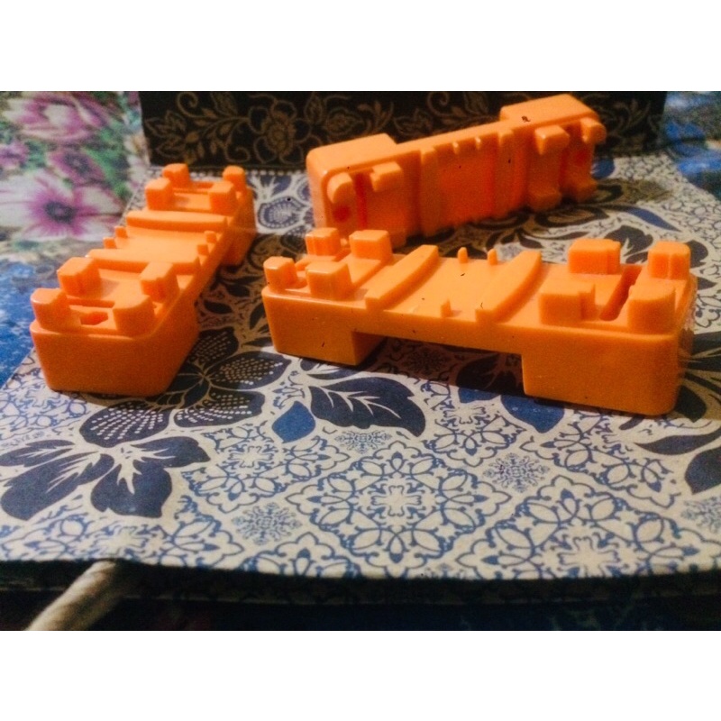 Dudukan rel kereta Takara TOMY