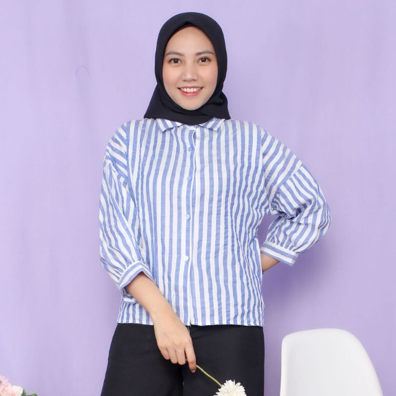 KEMEJA OVERSIZE WANITA  KEMEJA OSLIN CASUAL BLOUSE KOTAK KOTAK FLANEL WANITA BAHAN KATUN PREMIUM LENGAN PANJANG FULL KANCING KEKINIAN TERBARU KOREA KOREAN STYLE WANITA CEWEK TARTAN TWO TONE CROP TOP THRIFT  KEMEJA GUILEN LENGAN BALON SIZE L LD 90 Cm-Salur biru
