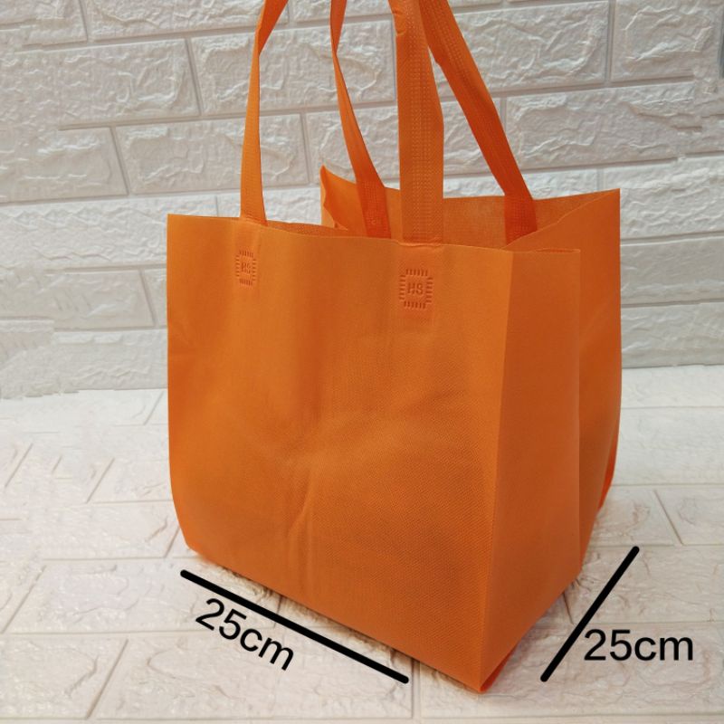 

TAS HLS BOX 25x25cm // tas spunbond tas goodiebag tas hajatan tas box nasi tas besek tas kotak nasi