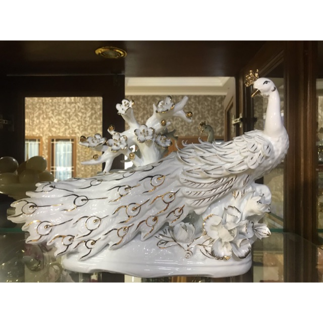 Patung keramik burung merak