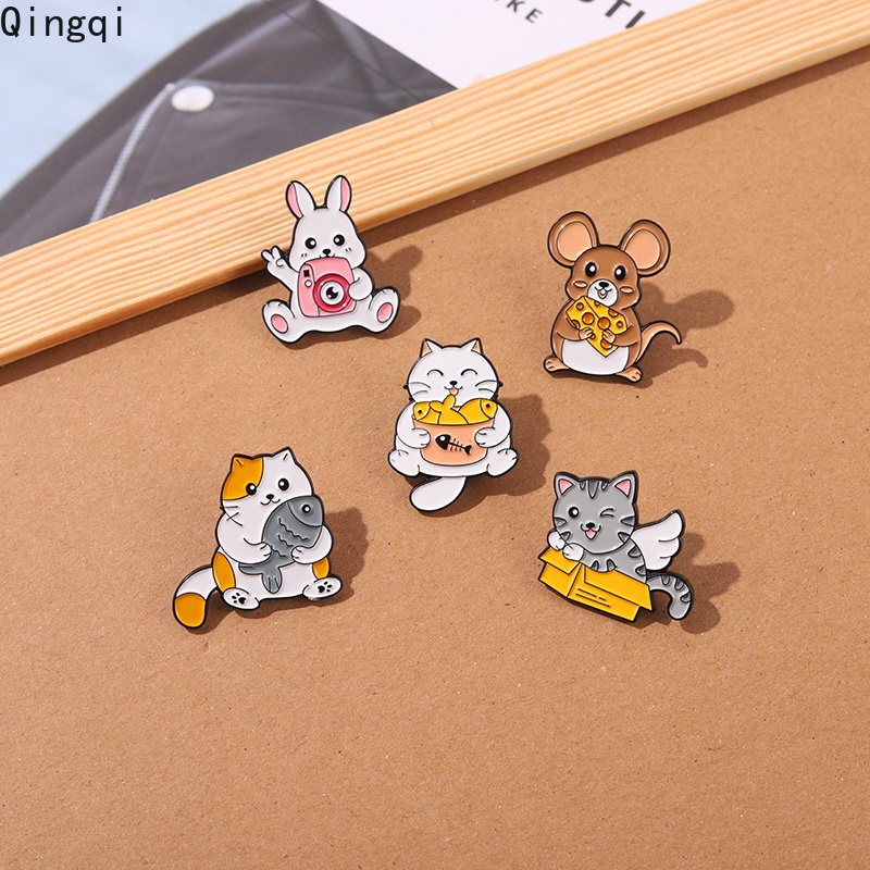 Bros Pin Enamel Bentuk Kartun Kucing / Kelinci / Tikus / Ikan Untuk Aksesoris Tas / Kemeja