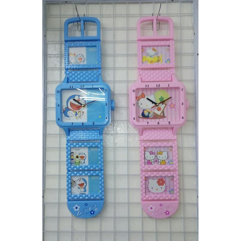 Jam Dinding Bentuk Jam Tangan Plus Frame Foto Doraemon Dan Hello Kitty - Merah Muda