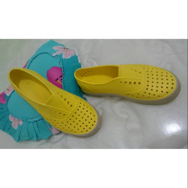 Sepatu native yellow