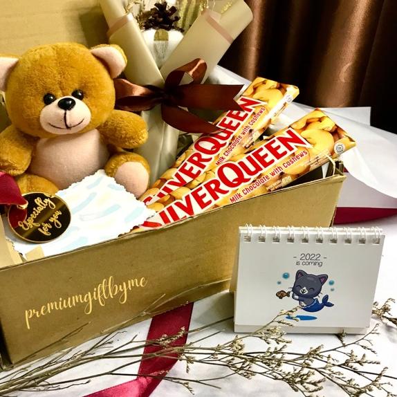 

[DISCOUNT FNQ] HAMPERS SOSWEET Cokelat Silverqueen 62gr Buket Bunga Dried Flower Bucket Boneka Doll Kado Ultah Hadiah Valentine Pernikahan Gift Paket Wisuda Ulang Tahun Tunangan Kelahiran Hampers Premium Murah Unik Estetik Aesthetic Sahabat Pacar Istri Ba