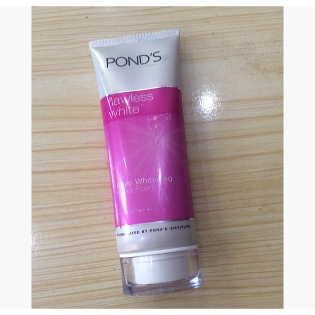 Ponds Flawless White facial foam