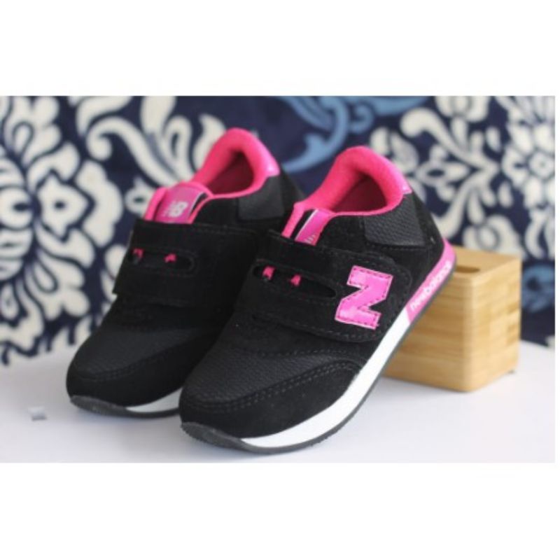 Sepatu sneaker anak perempuan moti N hitam PINK