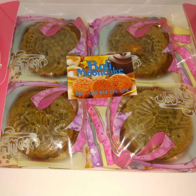 

Mooncake dari bali tersedia rasa durian,mungbean,red bean,pandan,coklat,taro.Ada pilihan telor asin