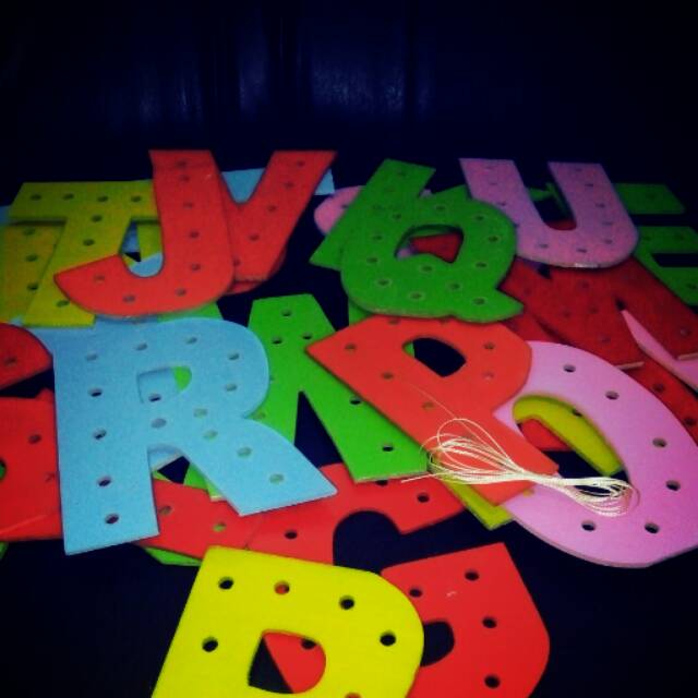 Mainan - mainan menjahit huruf abjad warna/ Mainan montessori anak