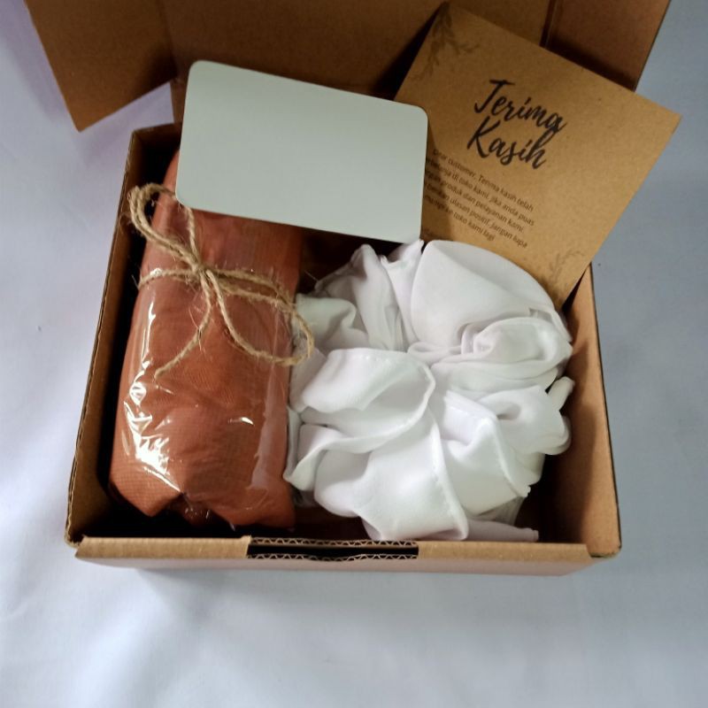 

HAMPRES HIJAB/ HAMPERS GIFT BOX KADO PAKET HIJAB WISUDA ULANG TAHUN WEDDING GRADUATION BOX WA