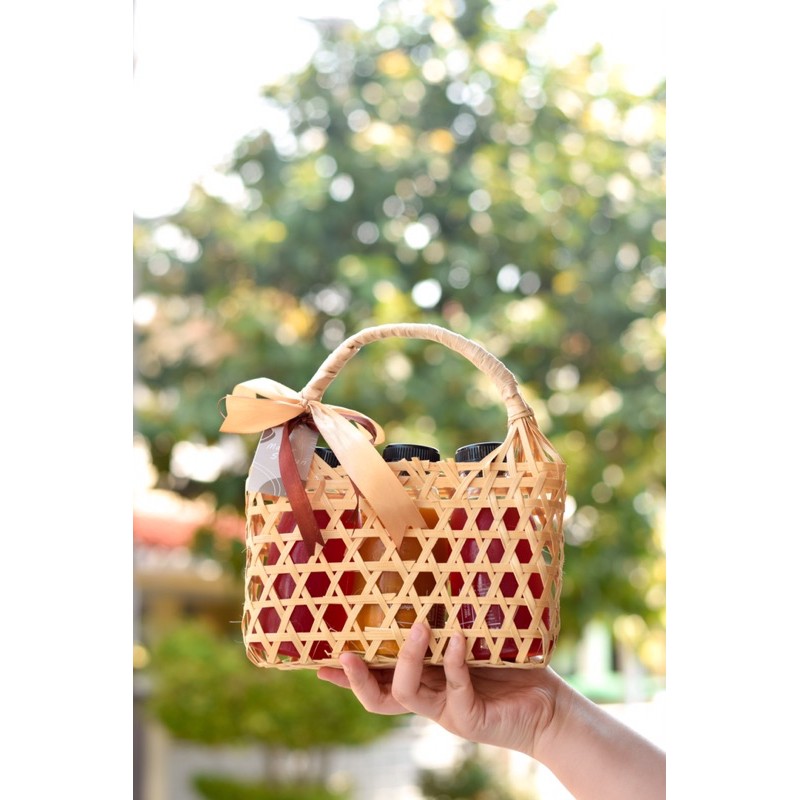 

Hampers Keranjang Jamunya Ibu isi 3 Botol Jamu Mix untuk Buah Tangan Kerabat