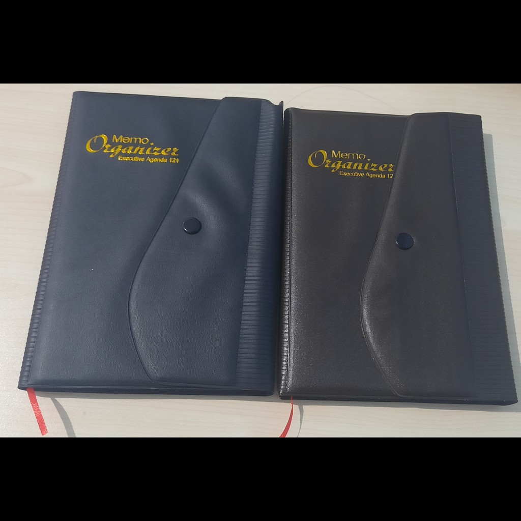 

Buku Notes Catatan Agenda Kancing Memo Organizer Executive Agenda 121 (isi 270 Halaman, Ukuran 21,5 x 15 cm)