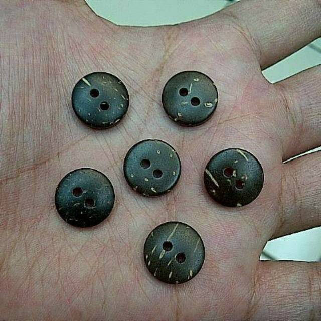 12 Piece Kancing 2 Lubang Bahan Batok Kelapa Warna Coklat Tua tersedia ukuran 1,5cm dan 2cm