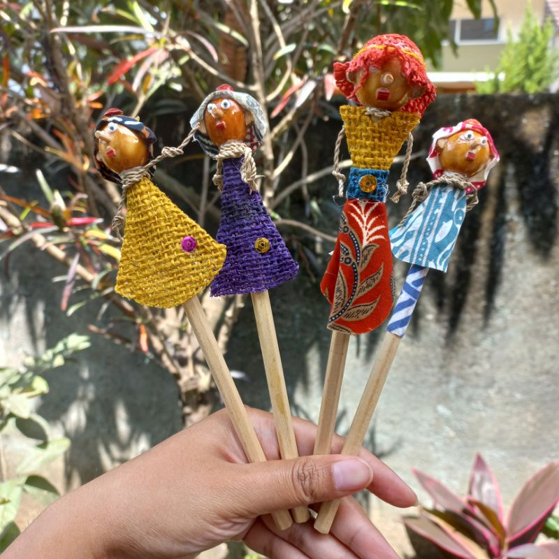 

Pensil Kayu Karakter Boneka Tradisional Orang-orangan Sawah Souvenir Unik Scarecrow Ethnic Wood Pencil