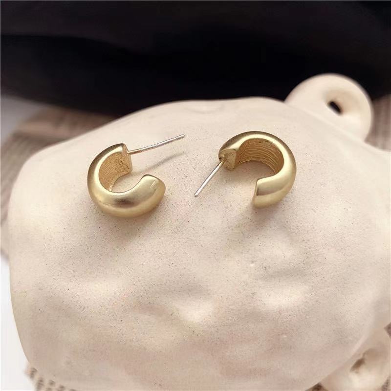 2021 Korea Dongdaemun populer berbentuk C retro matte emas anting-anting anting-anting elegan sederh