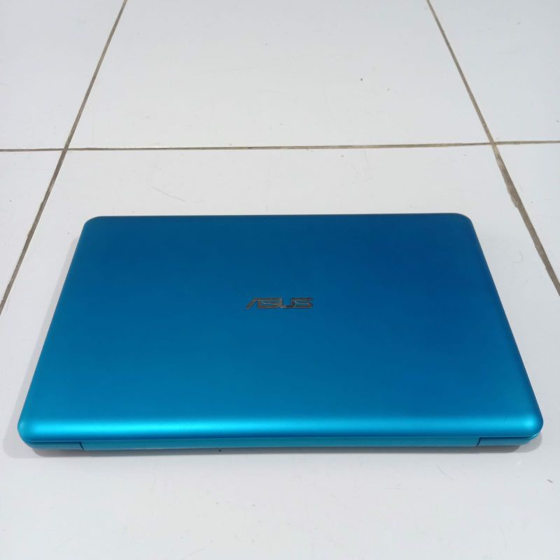 Notebook Asus E202S intel Celeron N3050  Windows 10 mulus SIAP PAKAI