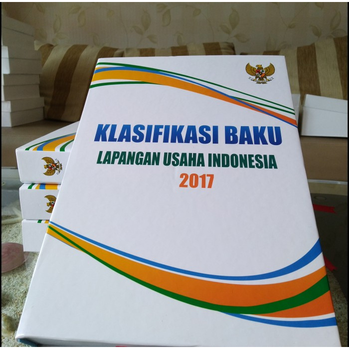 Jual Buku Klasifikasi Baku Lapangan Usaha Indonesia 2017 (KBLI) HO~076 ...