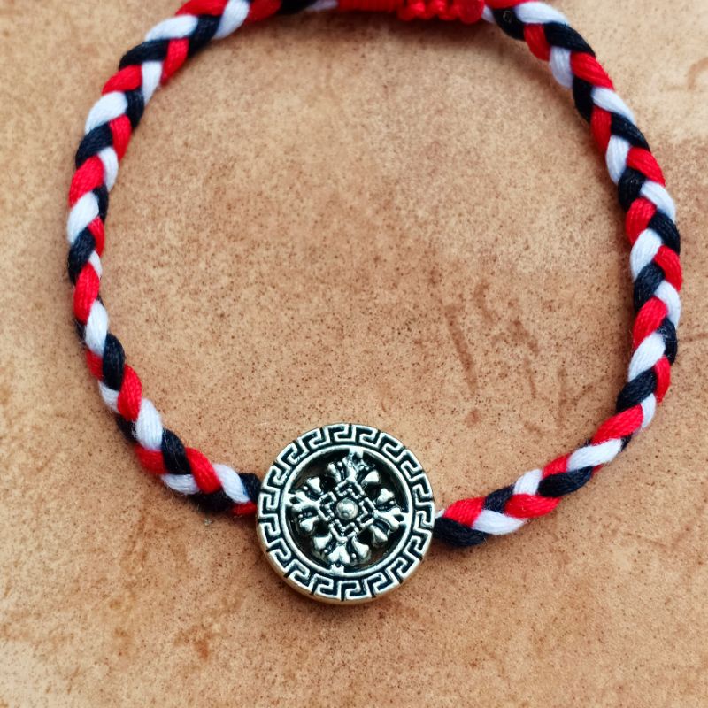 Gelang Tridatu Jalin Charm Cakra Sudarsana / Gelang Tridatu Khas Bali / Gelang Tridatu Kepang / Gelang Bali  / Kerajinan Bali / Oleh Oleh Bali / Gelang Sridatu / Gelang Tridatu Simpel / Gelang Tridatu Custom / Craftdewata